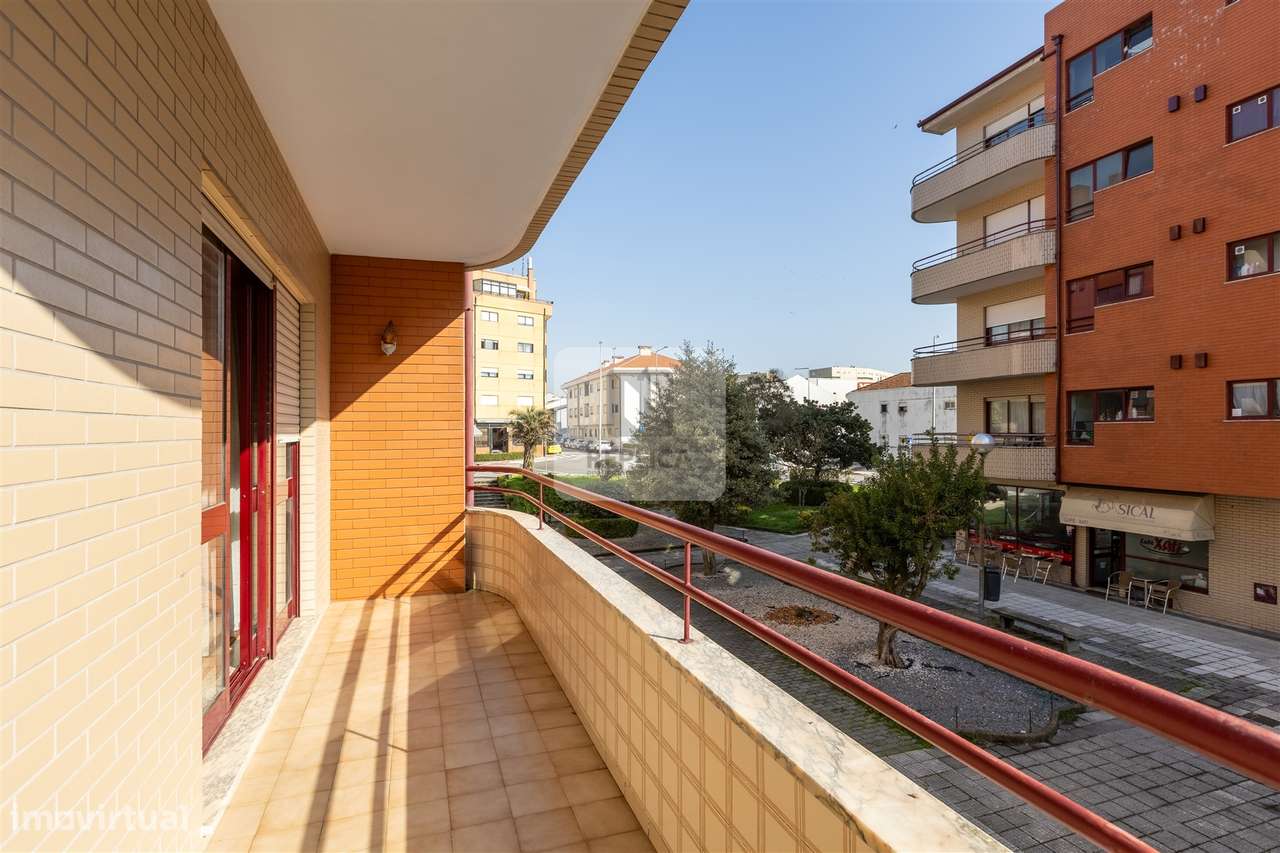 Apartamento T2 com varanda e Garagem em Matosinhos-0