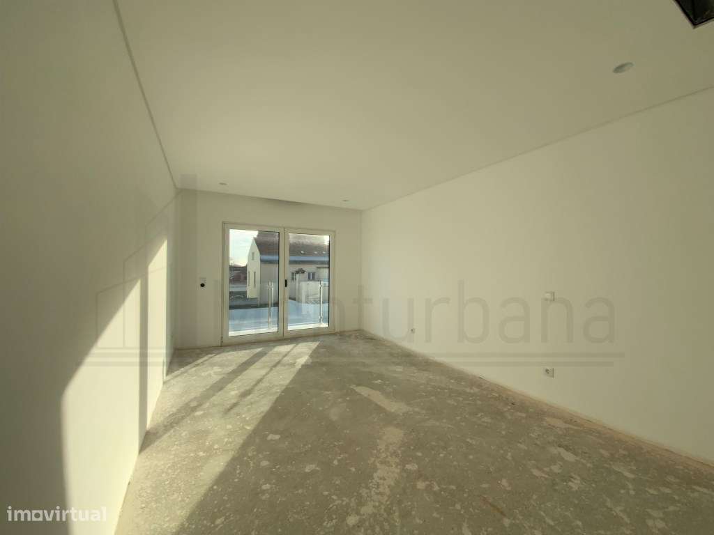 MORADIA T4 EM CONDOMÍNIO COM PISCINA - ESTORIL-22