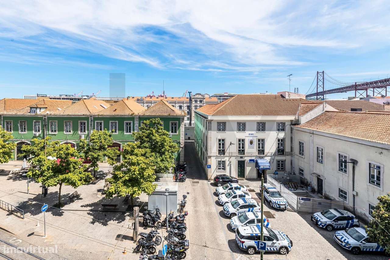 Apartamento T3 com garagem - Renovado - Alcântara-26
