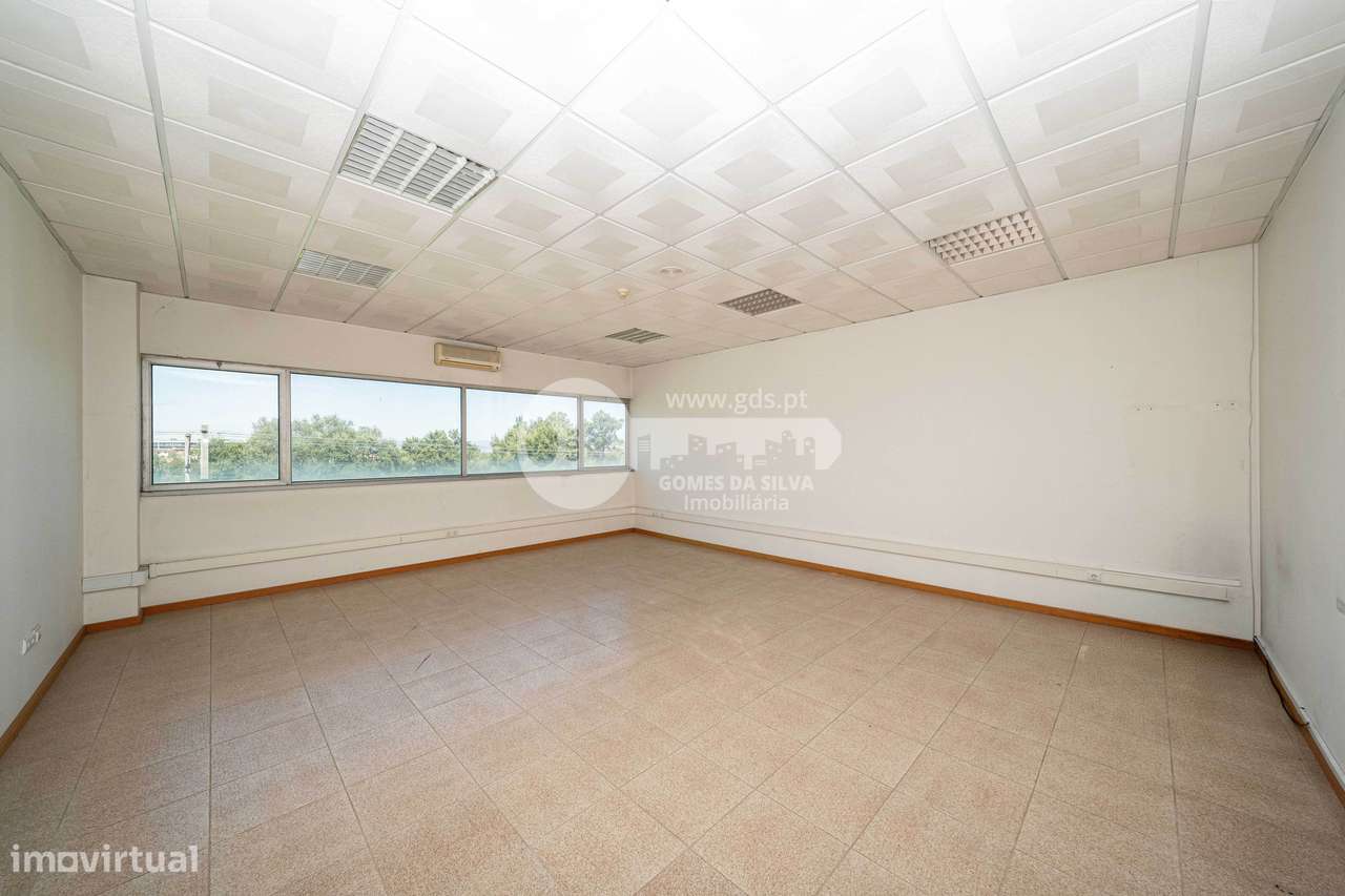 Pavilhão Comercial c/ área bruta de 1782m2 em Ferreiros-19