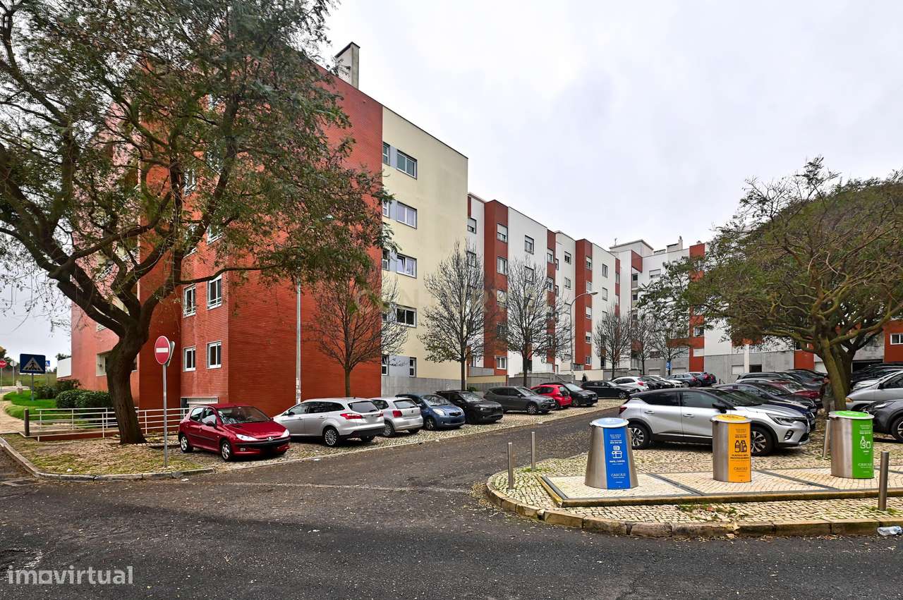 Apartamento T2 com garagem box e acessos adaptados na Urbanização Oute-25