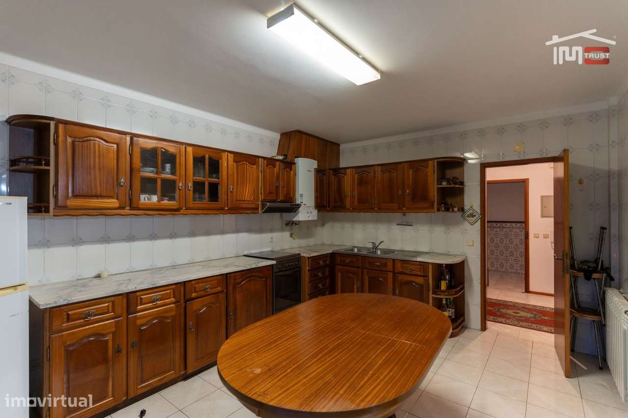 APARTAMENTO T4 MOBILADO COM ELEVADOR ARRECADAÇÃO E GARAGEM AVENIDA ... - Grande imagem: 4/19