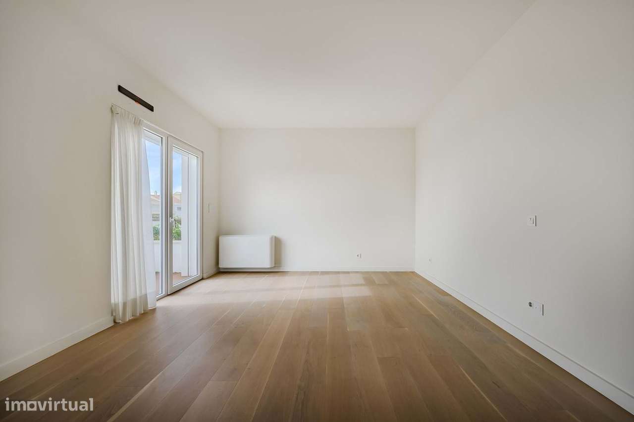 Moradia T4 com Piscina e Terraços Panorâmicos, Parede-32