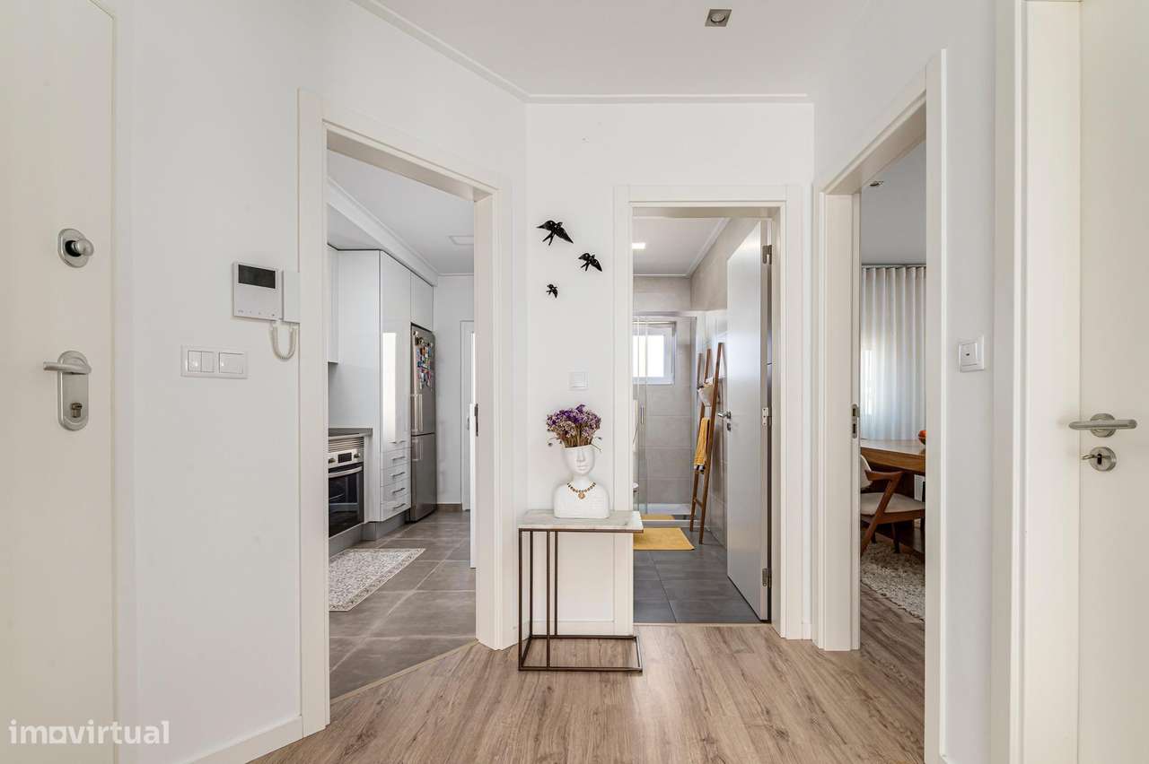 T2+1 Dúplex Remodelado com 4 Varandas e Vista Cristo Rei – Almada-13