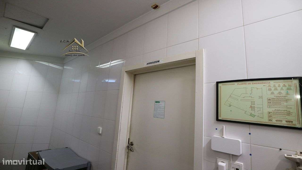 Restaurante "Castelo da Maia" Localizado em Zona Industrial,-42