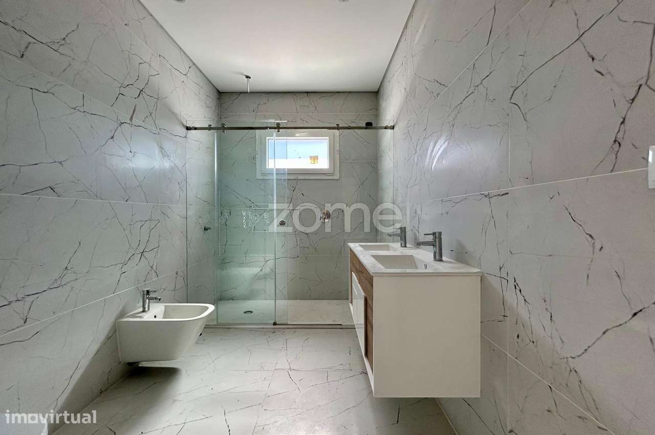 Moradia T4 com piscina, suíte e garagem em Azeitão-16