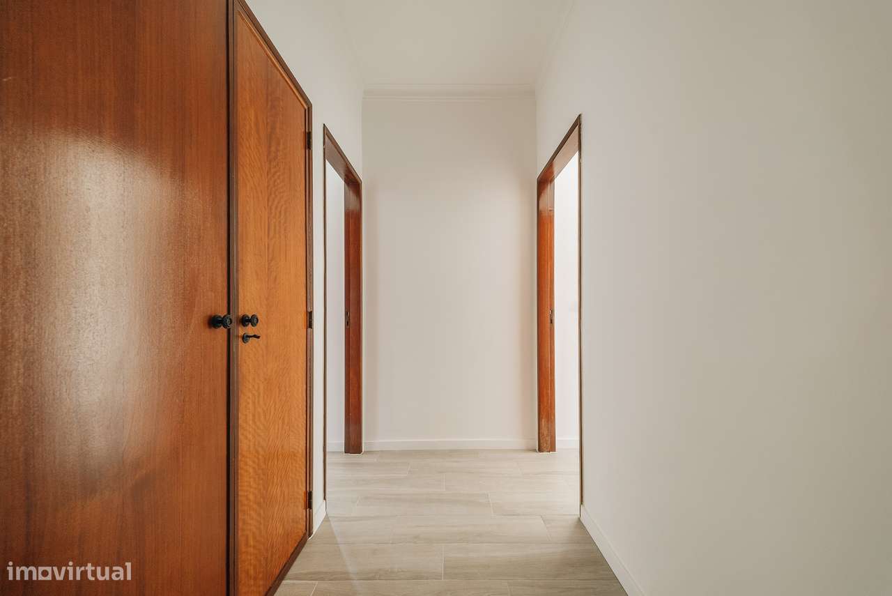 Apartamento T3 Totalmente Remodelado em Santa Clara | Varanda-8