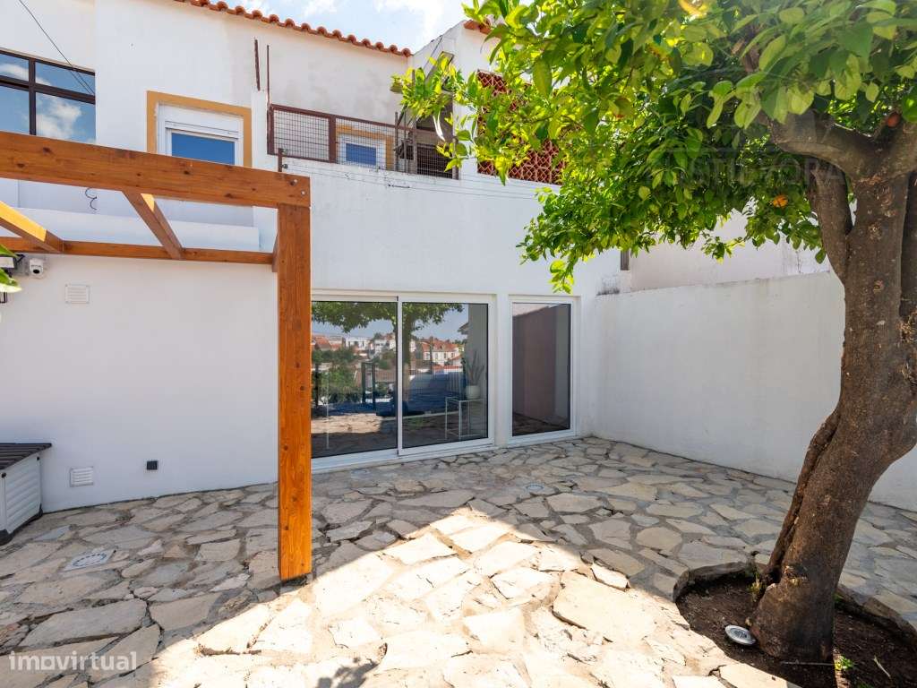 Entre o Castelo e a História | Moradia T2 com Jardim e Garagem no C...-3