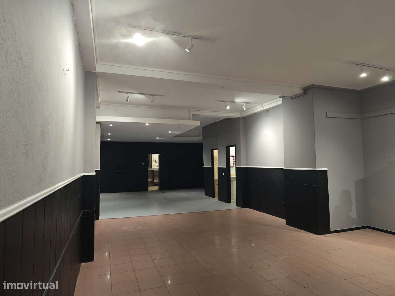 LOJA COM POTENCIAL PARA ESCRITÓRIOS OU HABITAÇÃO - Grande imagem: 5/19