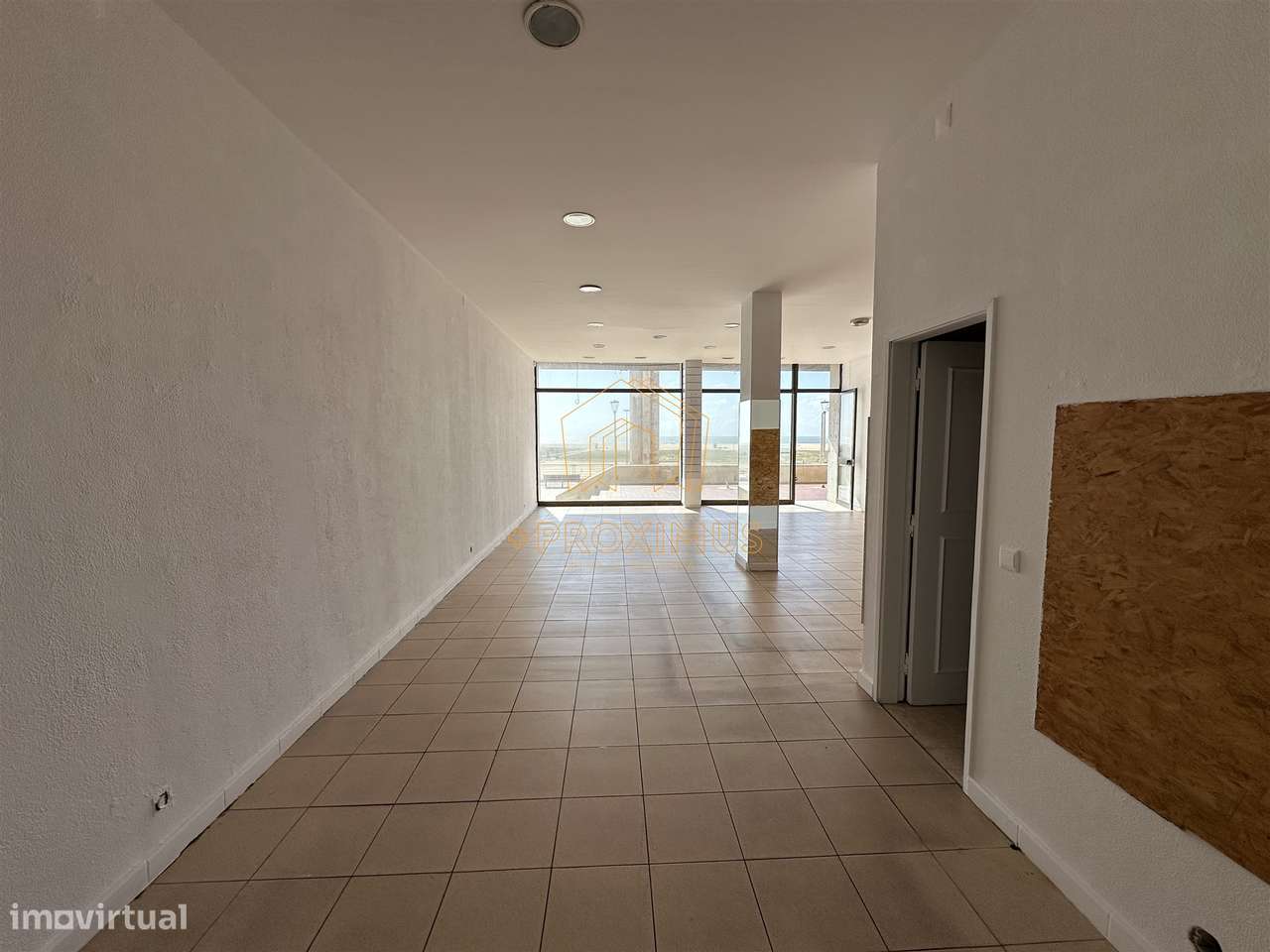 Loja situada na Esplanada Silva Guimarães - Grande imagem: 5/19