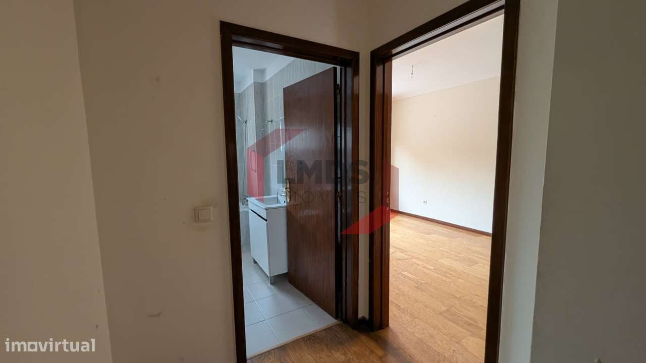 Apartamento T1+1 Valbom Centro-13