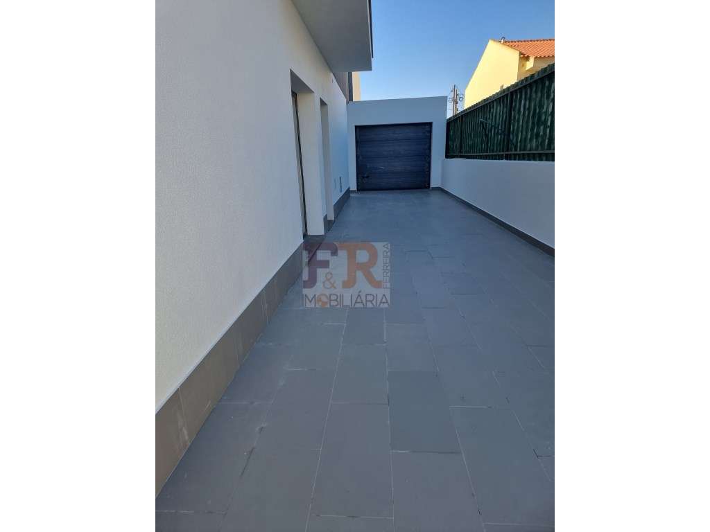Moradia Geminada T3 com garagem e Terraço Quinta do Conde Sesimbra-9