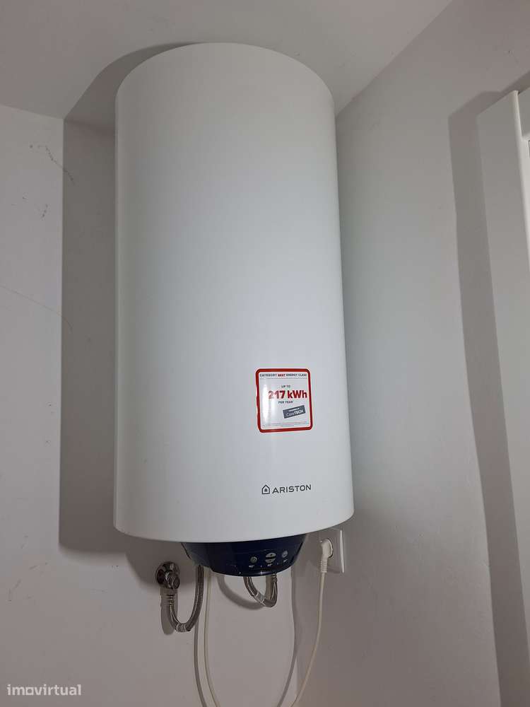 Moderno Apartamento c/ boa área , varanda e arrecadação-16