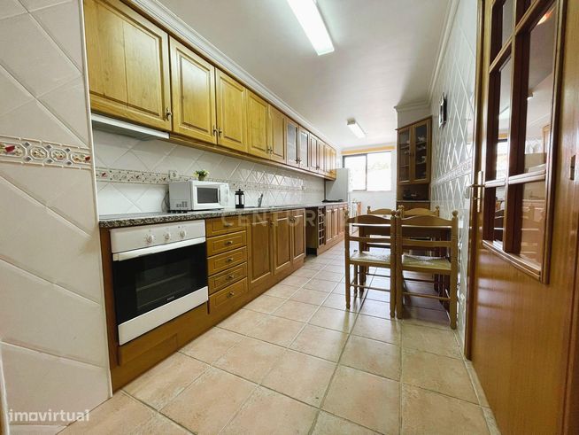 Apartamento T3 com garagem dupla junto ao Palácio Sotto Mayor – Figuei-2