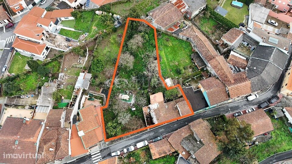 Moradia T3 em terreno com 1018m² em Baguim do Monte, Rio Tinto, Porto