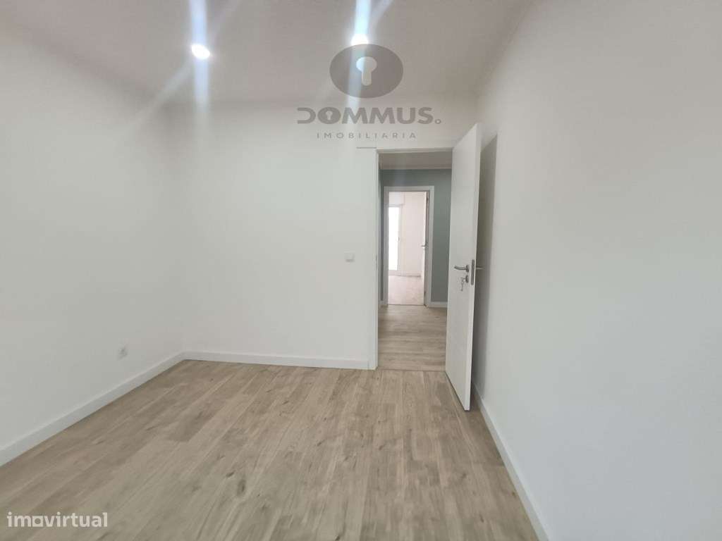 Apartamento T4 Totalmente Remodelado na Damaia-16