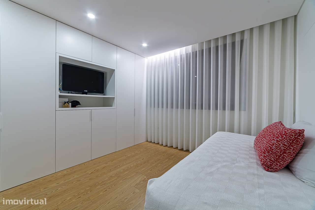 Exclusivo apartamento T3+1 seminovo, com 190m2, três frentes e box-27