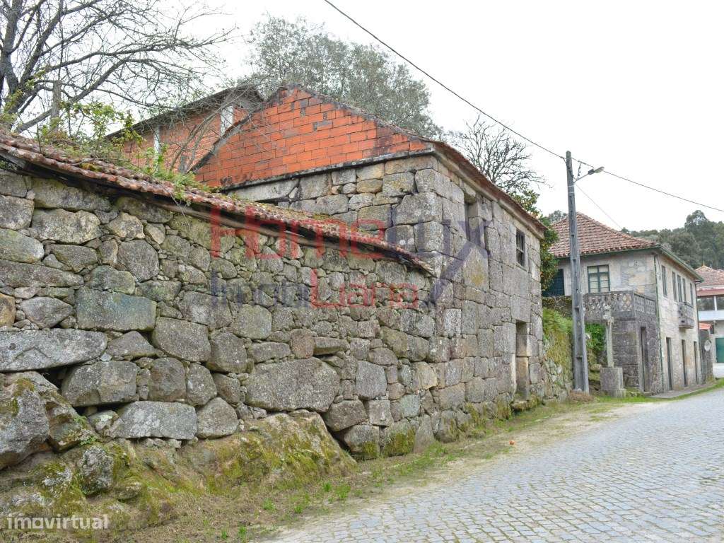 Moradia em pedra no centro de Reigoso . - Grande imagem: 5/16