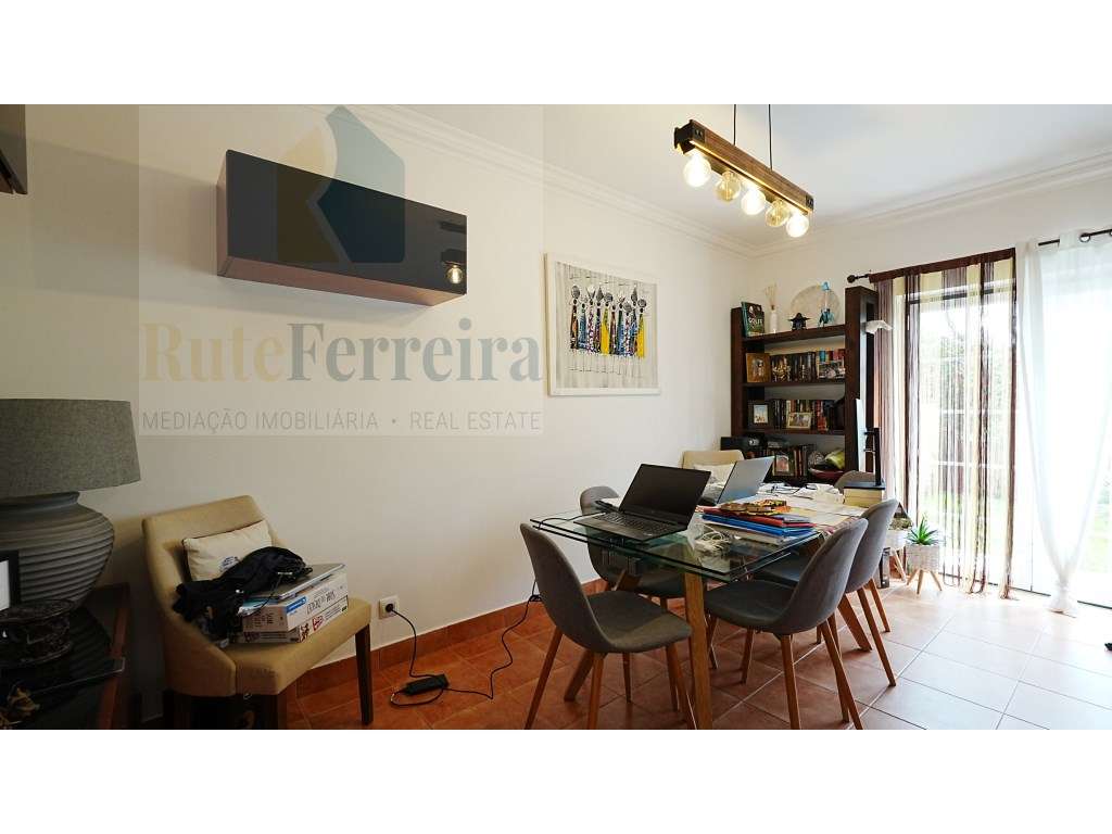 Moradia T3 localizada em São Pedro da Cadeira com jardim-10