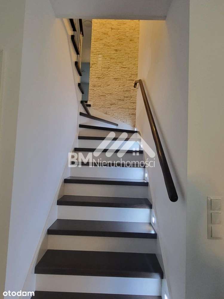 Dom wolnostojący z garażem na dwa samochody.-11