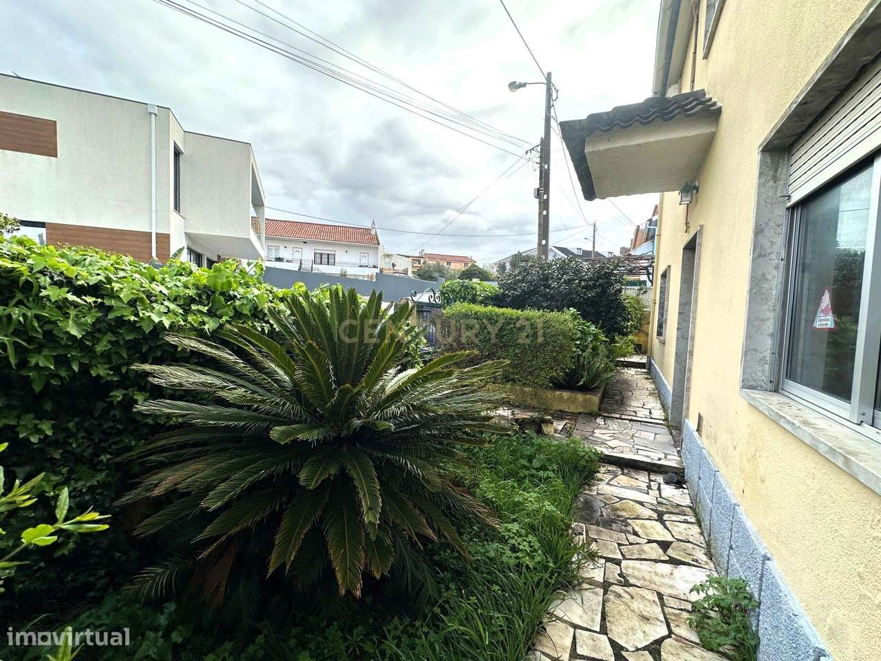 CAPARIDE-Moradia com 3 apartamentos independentes-21