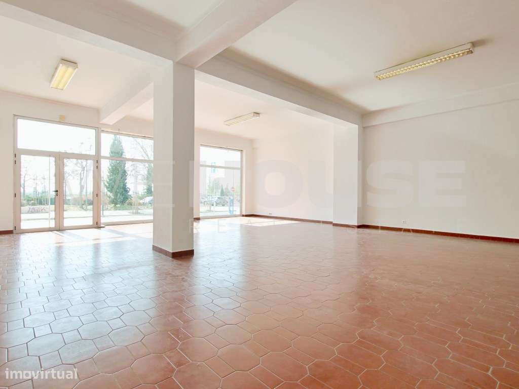 Loja com 274m² para venda no coração do Barreiro-3