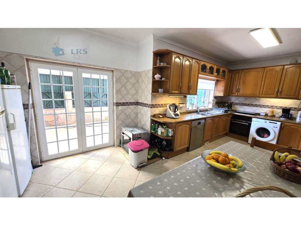 Moradia em Alcoitão - Excelente Oportunidade

Situada numa zona r...-18