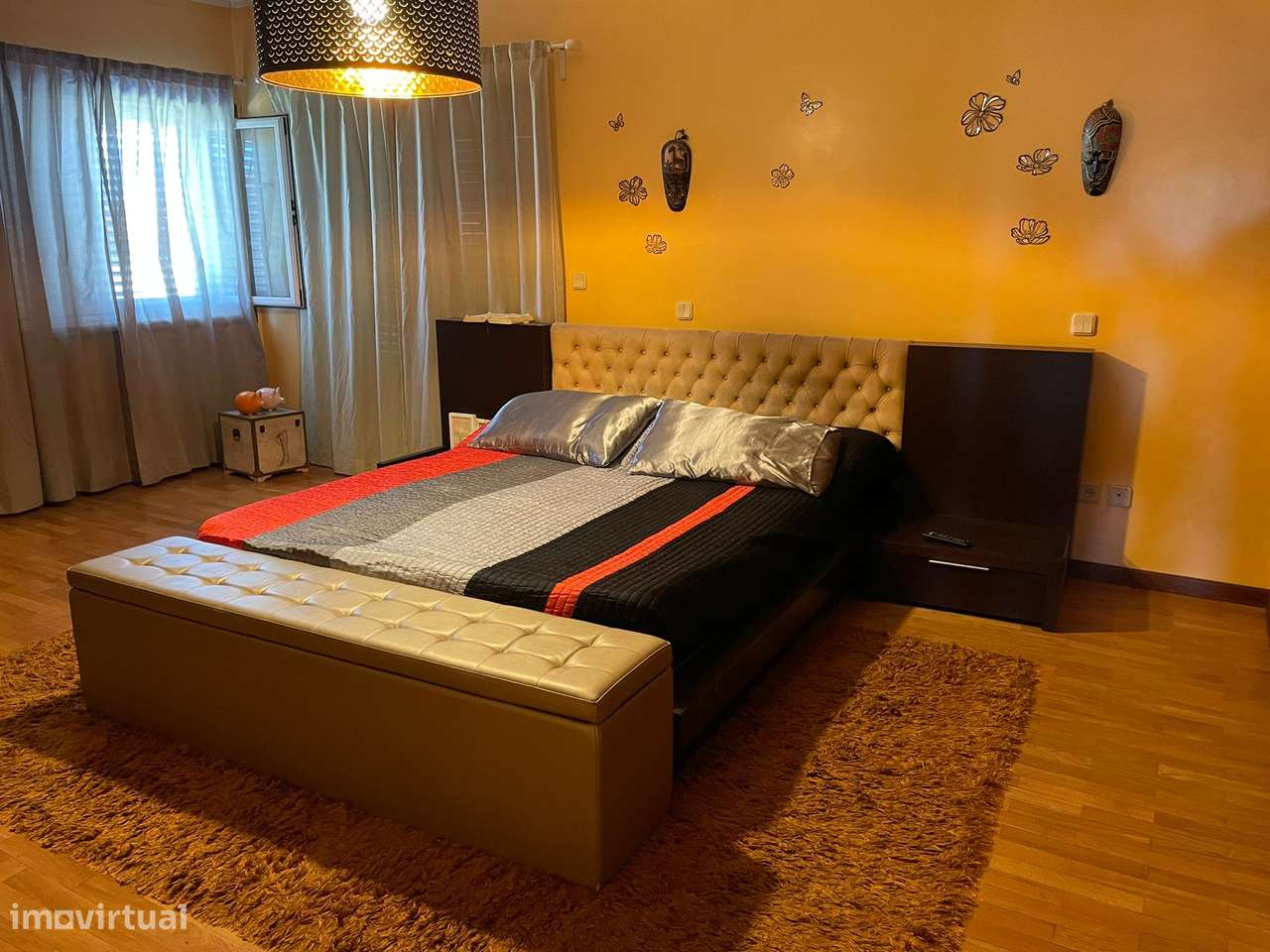 Moradia de 4 frentes com painéis solares, T4, piscina, cave e jardim-9