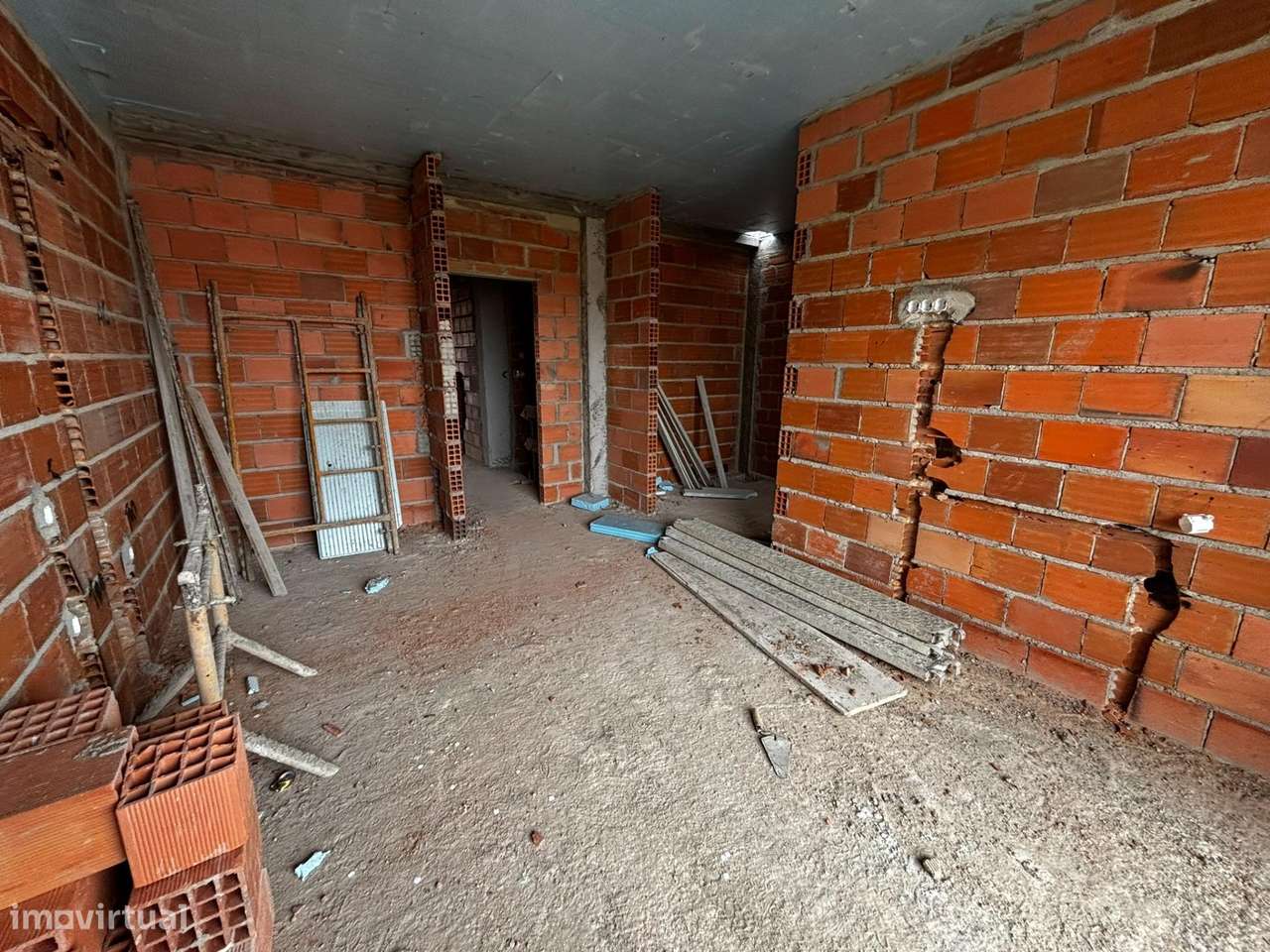 Moradias T4 com 3 suítes e piscina em Fernão Ferro. - Grande imagem: 5/33