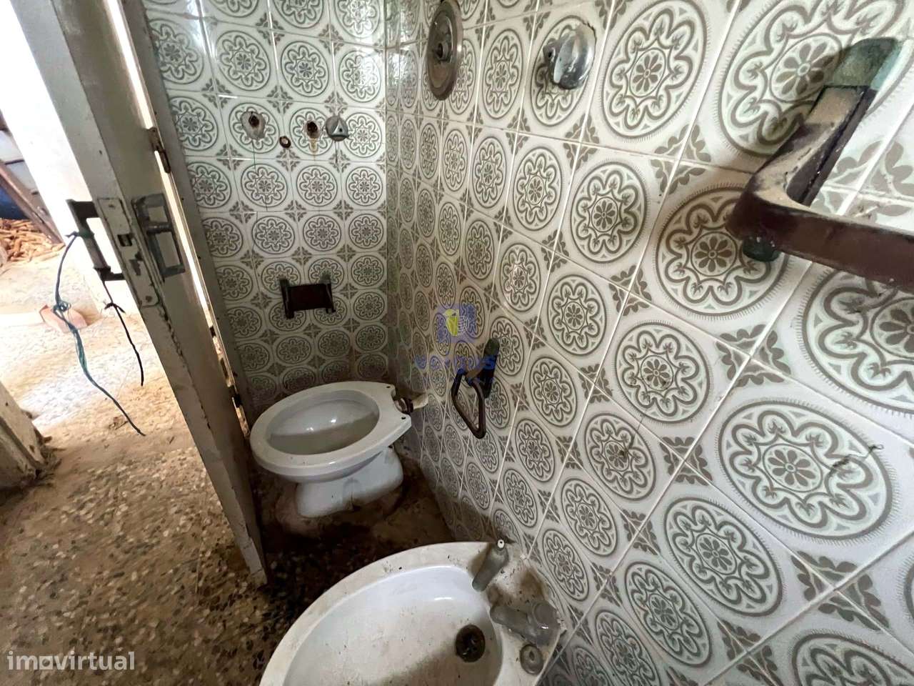 Baixa de Preço !!!! Villa para Recuperação na Labrujeira - Ventosa - A-16