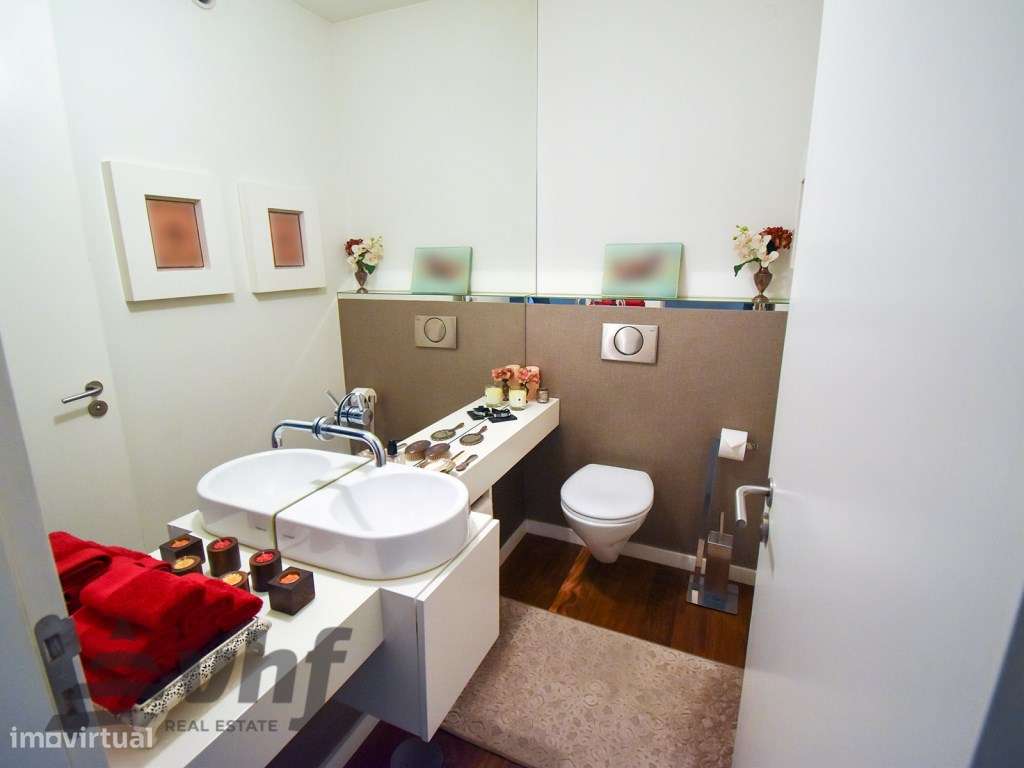 Oportunidade Única: T5 de Excelência no Condomínio Jardim das Camélias-11