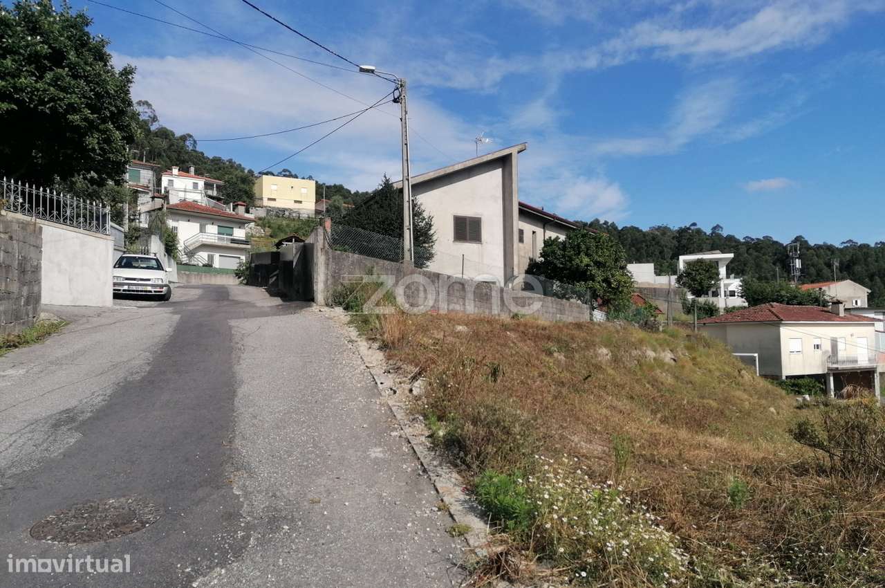 Terreno Urbano com 710 M2 em rua do Oriente Famalicão - Grande imagem: 2/17