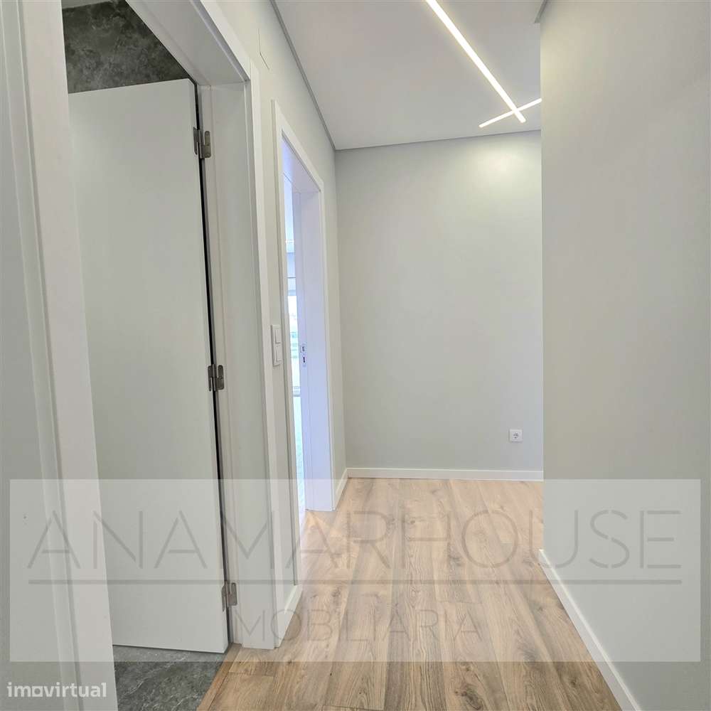 T2 Remodelado com varanda na Mina de Água, Amadora-17