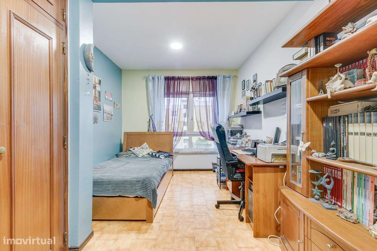 Espaçoso apartamento T4 transformado em T3-16