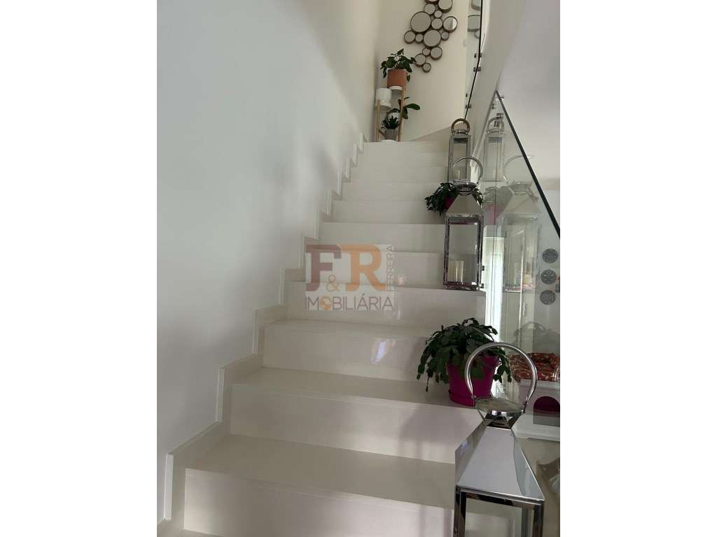 Semi-Nova Geminada Duplex T3 com Piscina Fernão Ferro-51