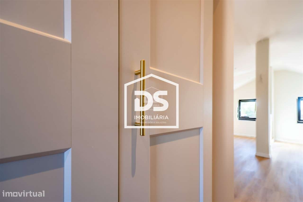 Moradia T4 + T1 com amplo terreno e espaços de lazer em Juncal, Porto-41