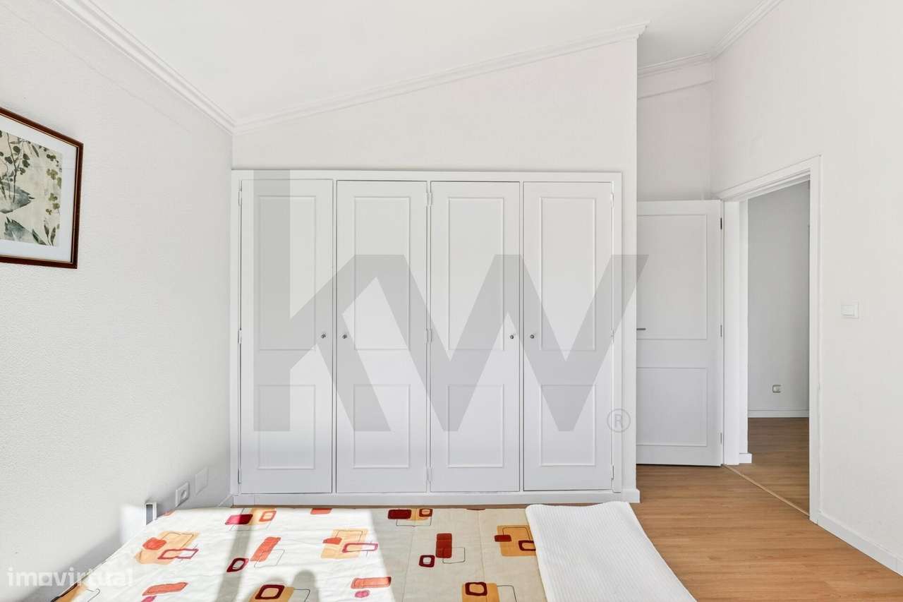 Moradia T4+1 com Piscina Coberta, Jardim e Churrasqueira em Alcoitão,-31