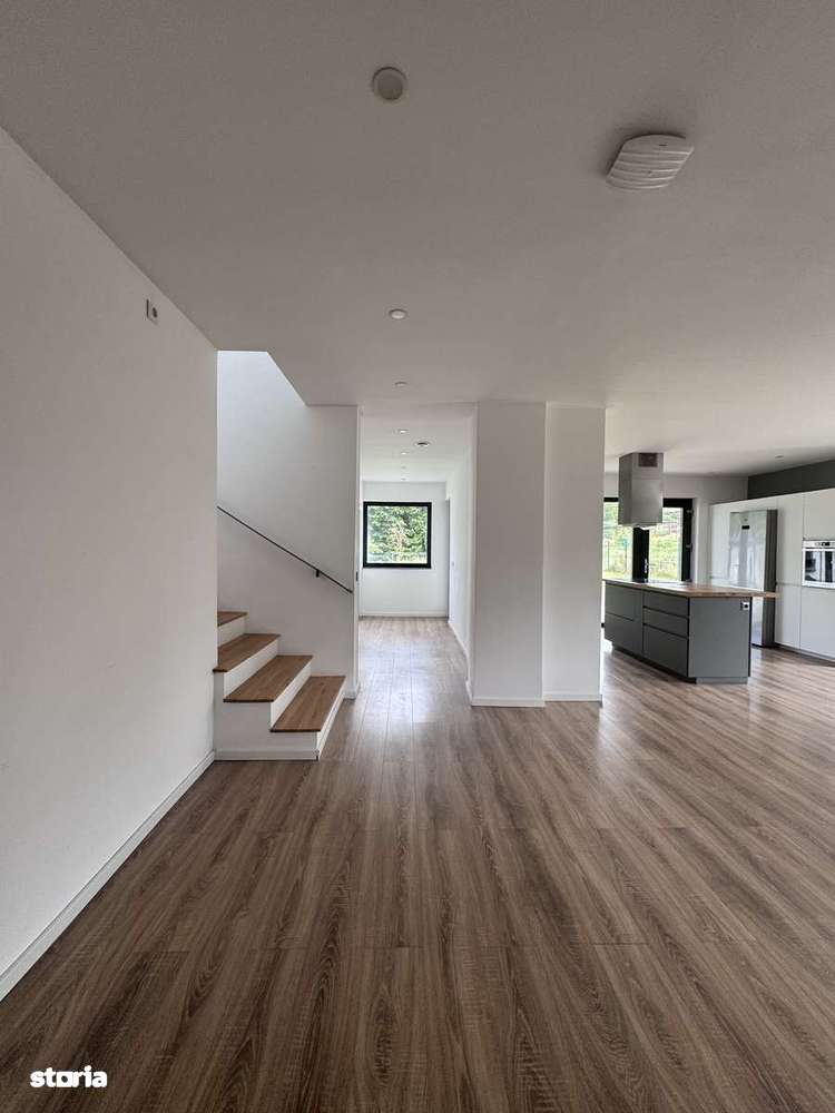 Casă modernă la marginea pădurii - Imagine principală: 2/13