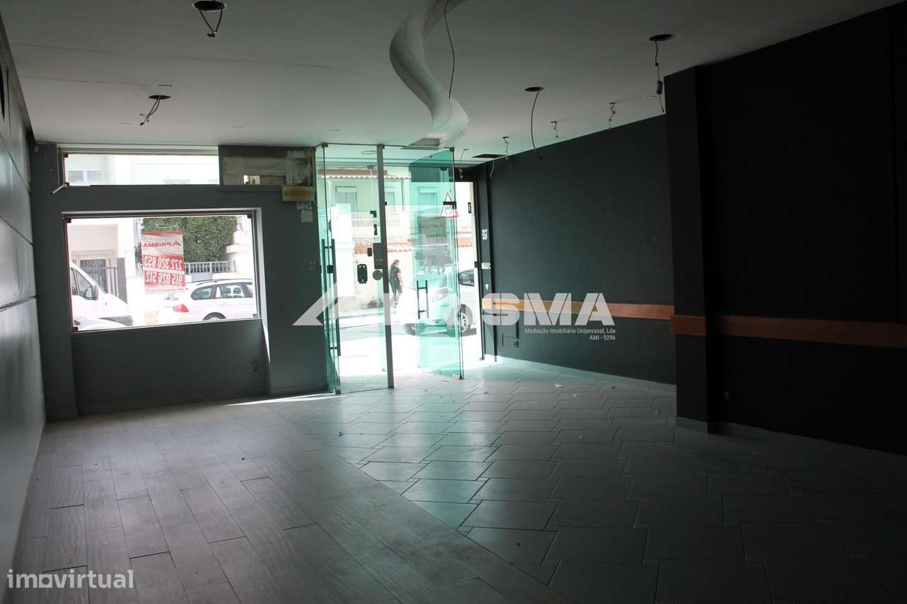 Loja para venda com excelente visibilidade no centro de Alcains - Grande imagem: 2/14