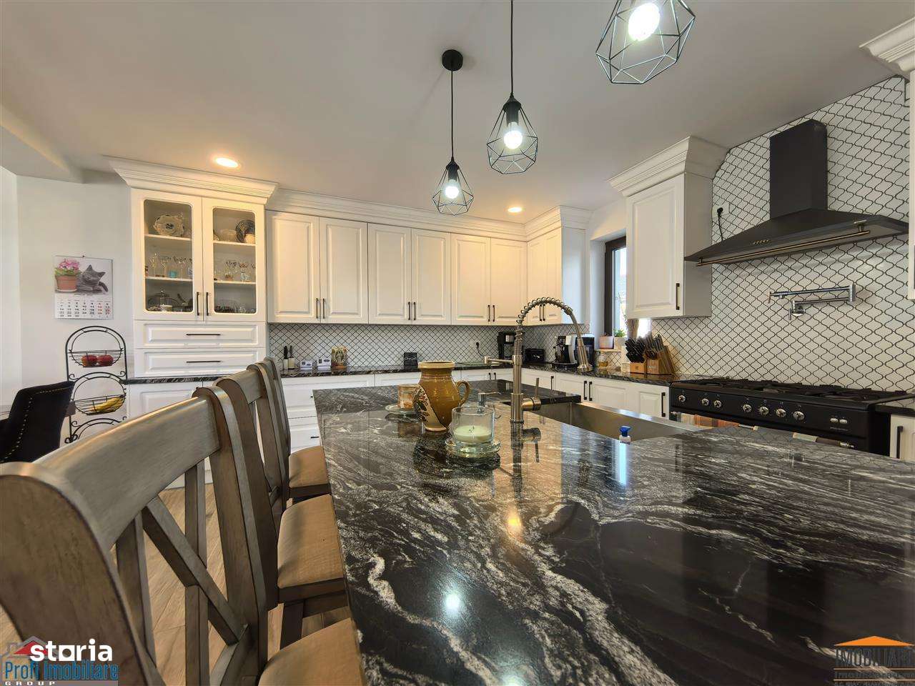 Vila impunatoare cu 6 camere spatioase in stil american - Imagine principală: 3/20