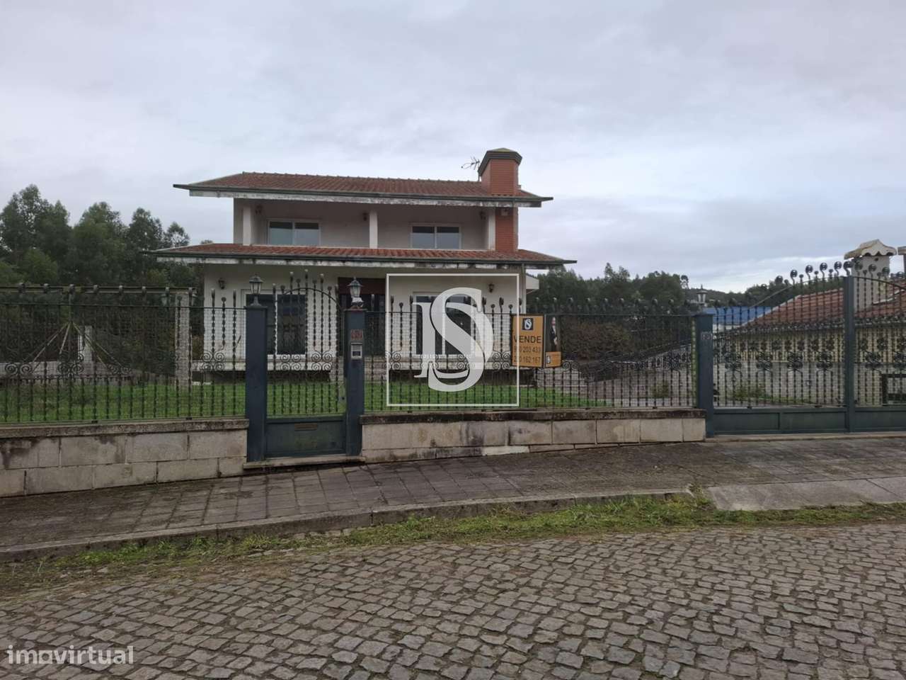 Moradia T4 de três pisos inserido num terreno com 1188m2. Exclente pot-26