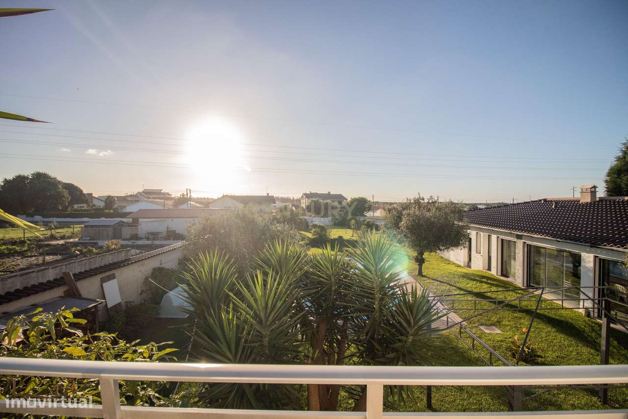 Moradia com piscina, terreno e anexos em Vieira de Leiria e a 2km da p-40