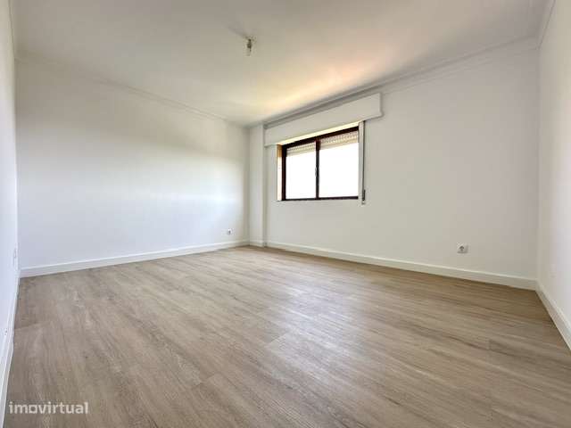 Apartamento T2 com varanda e elevador em Gondomar-12