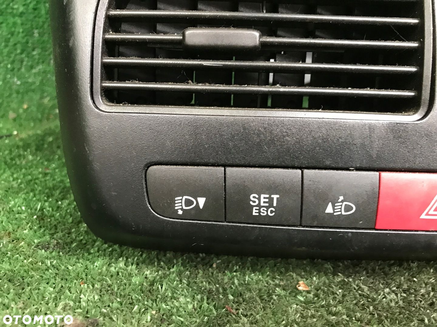 PANEL RADIA WŁĄCZNIK AWARYJNYCH FIAT DOBLO II COMBO D WWA - 2