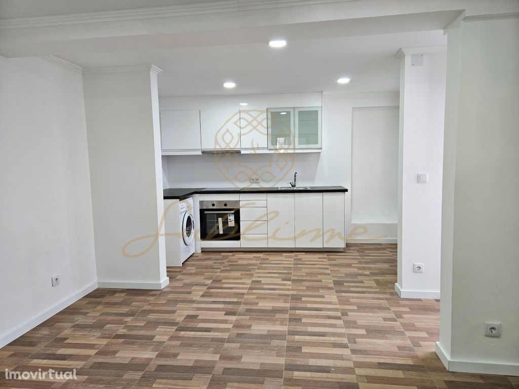 Apartamento T1 'Renovado' com 2 W/ C´s