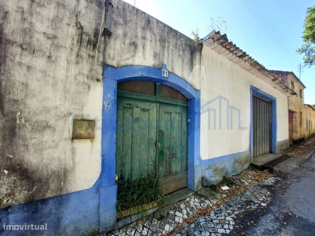 Moradia com armazém, terraço e pátio para recuperação-22
