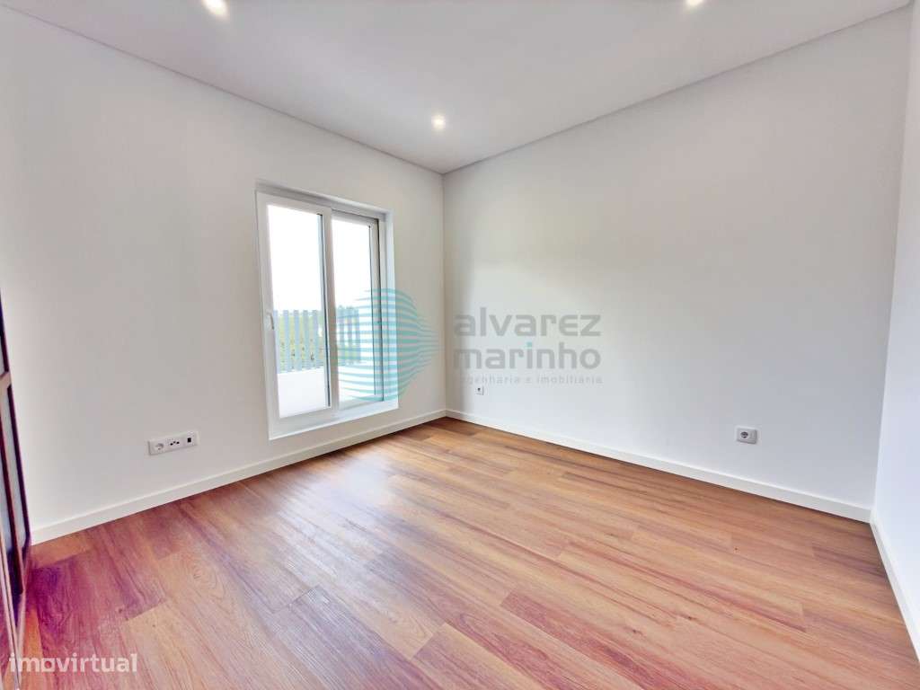 Moradia T3, com espaço exterior e anexo-11