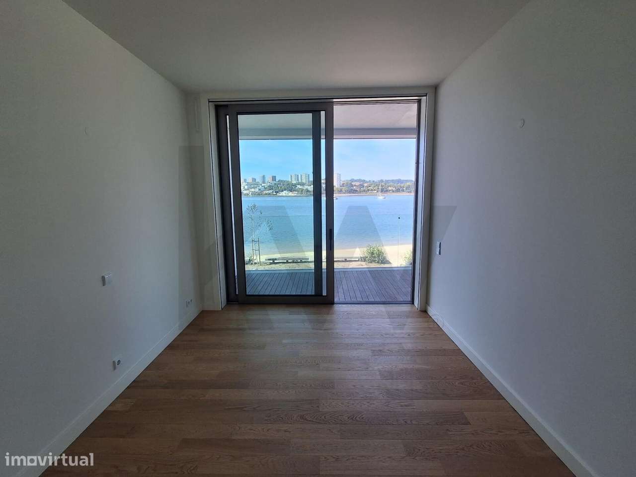 T1 Frente à praia (Douro Marina). Novo, com varanda, garagem e arrumos - Grande imagem: 4/40