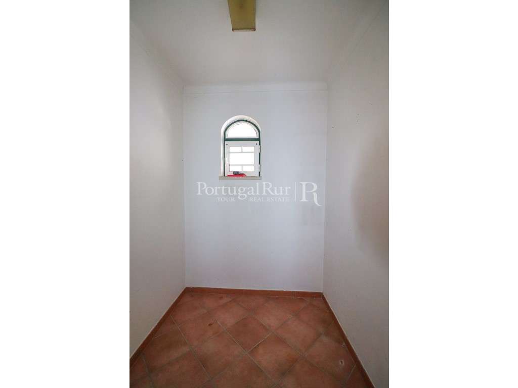 Elegante Moradia T4 com Jardim e Anexos em Alpiarça-13