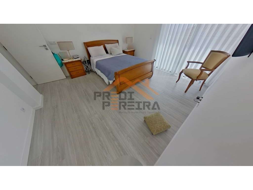 Moradia T3, situada no Casal da Silveira, em Famões-40